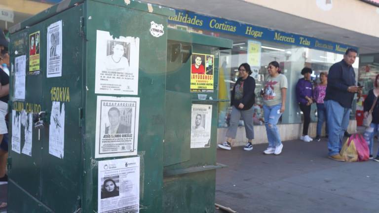 En diferentes puntos del Centro de Mazatlán se pueden observar carteles de búsqueda de personas desaparecidas.