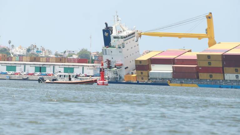 El barco carguero “Chiapas Star”, de la compañía Baja Ferris, permanece escorado.