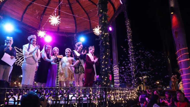 María Teresa Apodaca Muñoz, presidenta del Sistema DIF municipal, en compañía de la realeza del Carnaval de Mazatlán 2023, encendieron las luces de Navidad en la Plazuela Machado.