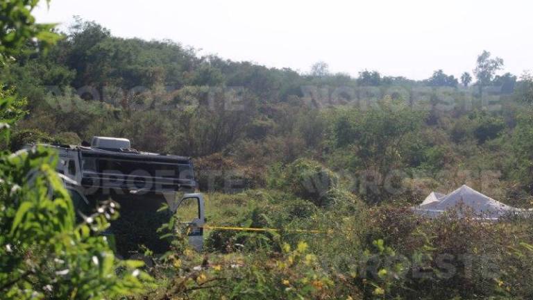 Peritos de la FGE procesaron la zona donde buscadoras localizaron restos humanos en Culiacán. Peritos de la FGE procesaron la zona donde buscadoras localizaron restos humanos en Culiacán.