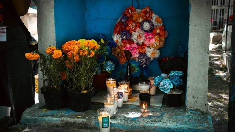 Desde hace 15 años, Beatriz visita la tumba de su padre en el panteón 21 de marzo. Desde hace 15 años, Beatriz visita la tumba de su padre en el panteón 21 de marzo.