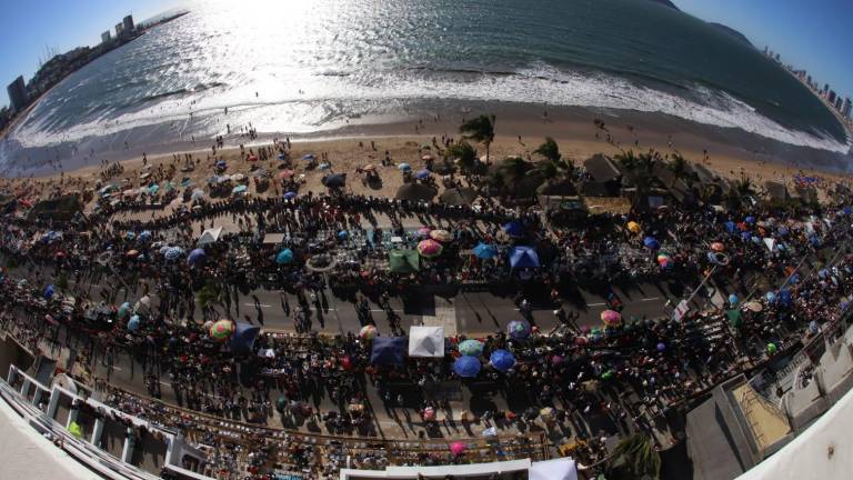 El malecón de Mazatlán es el escenario del desfile del Carnaval