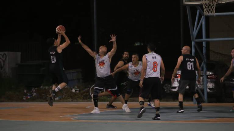 El Torneo Veteranos de Baloncesto Municipal sigue en competencia.