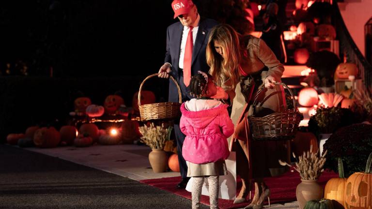 El Presidente de Estados Unidos Donald Trump y su esposa Melania Trump celebran Halloween, antes de que el Mandatario partiera a Asia. El Presidente de Estados Unidos Donald Trump y su esposa Melania Trump celebran Halloween, antes de que el Mandatario partiera a Asia.