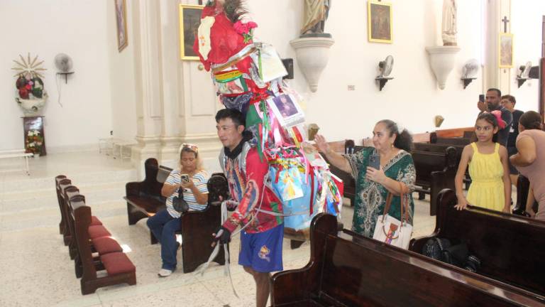 Santiago Caamal Be carga una imagen de la Virgen de Guadalupe como parte de una promesa cumplida por la recuperación de su madre. Santiago Caamal Be carga una imagen de la Virgen de Guadalupe como parte de una promesa cumplida por la recuperación de su madre.