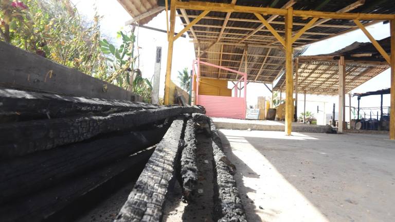 Reconstruyen restaurantes incendiados en el área de Cerritos, en Mazatlán