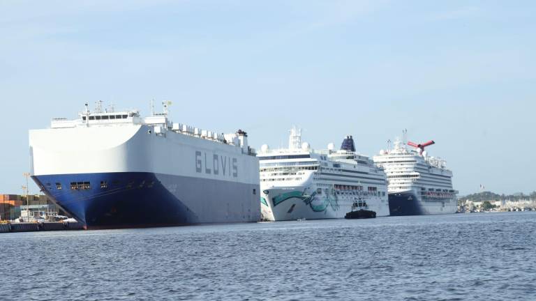 El Carnival Panorama y el Norwegian Cruise Line llegaron este miércoles con alrededor de 6 mil 500 pasajeros que disfrutan de los atractivos naturales, culturales y gastronómicos que ofrece Mazatlán. El Carnival Panorama y el Norwegian Cruise Line llegaron este miércoles con alrededor de 6 mil 500 pasajeros que disfrutan de los atractivos naturales, culturales y gastronómicos que ofrece Mazatlán.