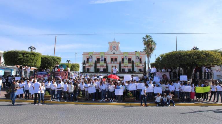 En Rosario, estudiantes y maestros de la UAS se suman a la protesta por la desaparición de dos militantes del PAS.
