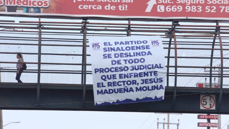 Mantas que presuntamente deslindan al PAS del proceso que enfrenta el Rector de la UAS, Jesús Madueña, aparecieron este lunes en distintos puntos de Sinaloa. En Mazatlán se encontró una frente al Seguro “nuevo”.