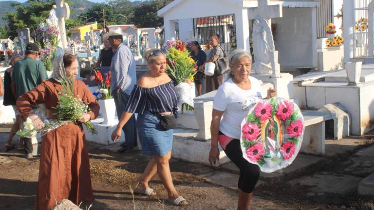 Familias de Rosario honran a sus difuntos en el panteón San Juan. Familias de Rosario honran a sus difuntos en el panteón San Juan.