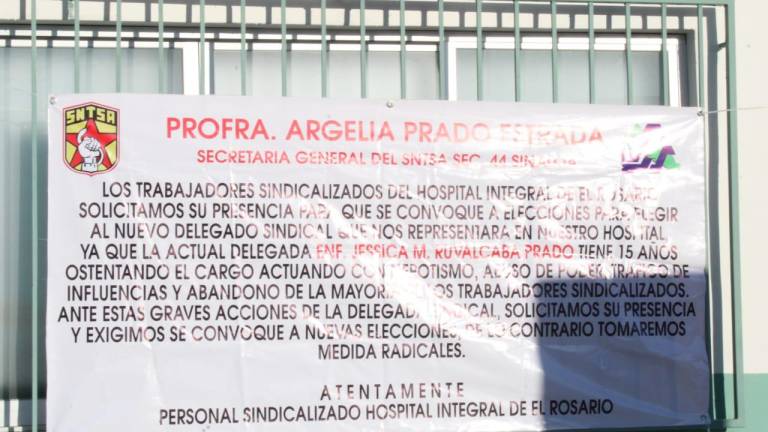 En el Hospital Integral de El Rosario, a través de una manta se ha expresado inconformidad de los trabajadores con la delegada sindical, Jessica Ruvalcaba.