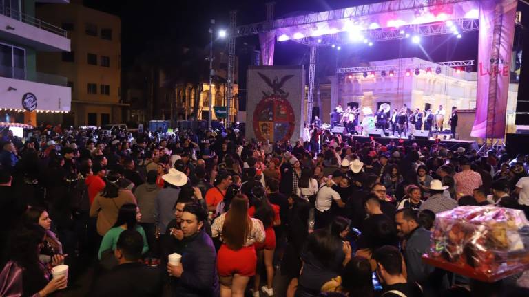 Despiden miles de personas el Carnaval de Mazatlán en la última noche en Olas Altas