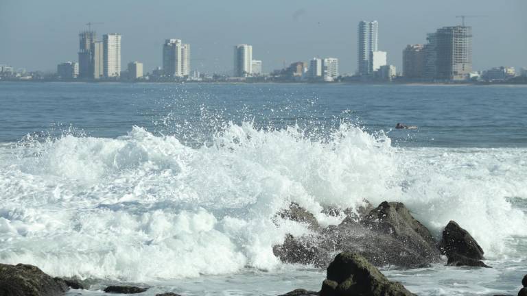 El mar en Mazatlán presenta mar de fondo, además de la marcación de corrientes de resaca.