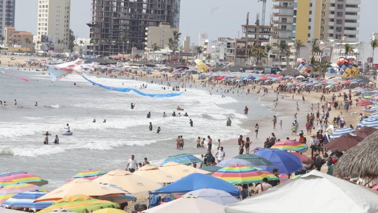 Miles de personas disfrutan de las playas de Mazatlán este Domingo de Pascua