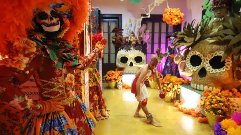 Elegantes catrinas, cráneos decorados y la danza del Venado, se pudieron apreciar en la exposición “Raíces y tradiciones de México”, de Luis Antonio Ríos González ‘Momo’. Elegantes catrinas, cráneos decorados y la danza del Venado, se pudieron apreciar en la exposición “Raíces y tradiciones de México”, de Luis Antonio Ríos González ‘Momo’.