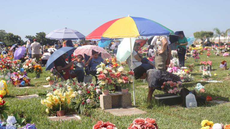 Visitantes llenaron de flores las tumbas de sus familiares en el Renaciomiento y el Panteón Jardín, durante la celebración del Día de Muertos en Mazatlán. Visitantes llenaron de flores las tumbas de sus familiares en el Renaciomiento y el Panteón Jardín, durante la celebración del Día de Muertos en Mazatlán.