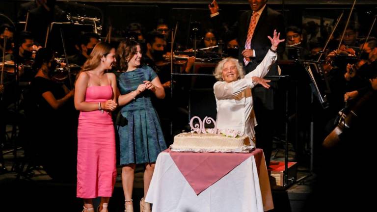 Celebran en Bellas Artes el cumpleaños 90 de Elena Poniatowska