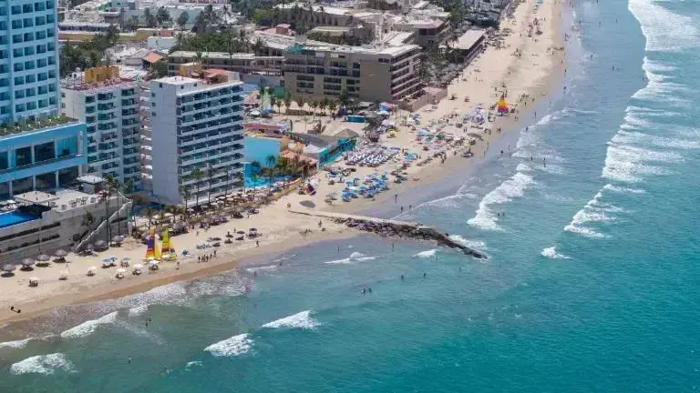 El destino se encuentra en el Top 2 del Pacífico mexicano en el mercado nacional, pero también creció 12 puntos la conectividad aseguró Pepe Gámez Valle. El destino se encuentra en el Top 2 del Pacífico mexicano en el mercado nacional, pero también creció 12 puntos la conectividad aseguró Pepe Gámez Valle.