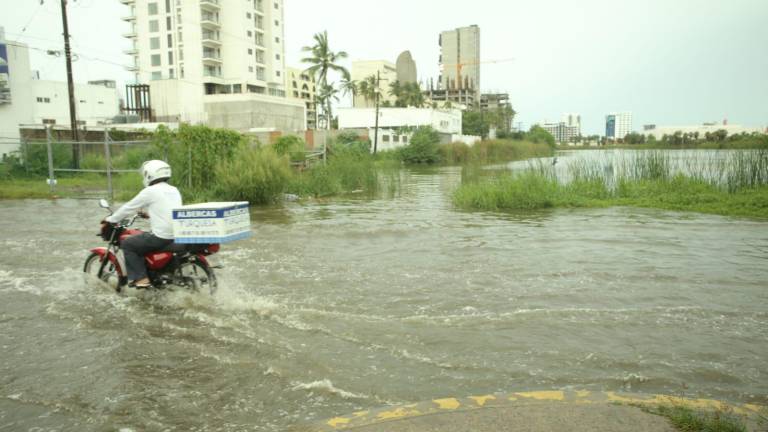 Se sale la Laguna del Camarón en Mazatlán; conduce con cuidado