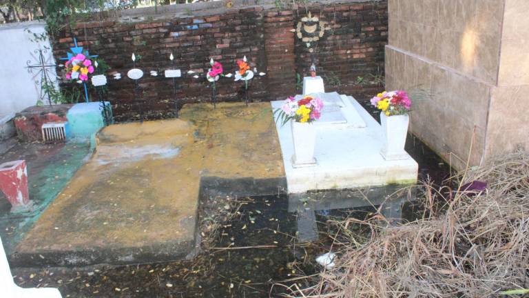 Familiares y visitantes del panteón San Juan se encontraron este domingo con tumbas inundadas y condiciones insalubres en el cementerio. Familiares y visitantes del panteón San Juan se encontraron este domingo con tumbas inundadas y condiciones insalubres en el cementerio.