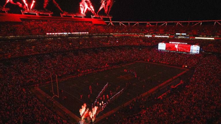 Trump no busca comprar el nombre ni que lo haga un patrocinador, sino que se le reconozca por su papel en la aprobación del proyecto. Trump no busca comprar el nombre ni que lo haga un patrocinador, sino que se le reconozca por su papel en la aprobación del proyecto.