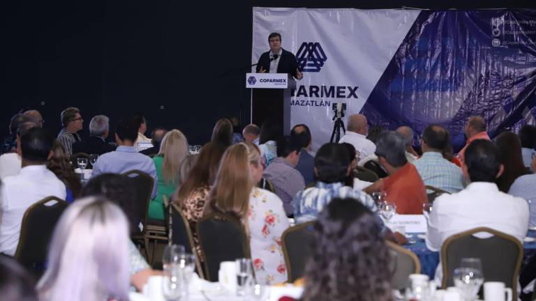 Agustín Coppel Luken ofrece una conferencia ante integrantes de Coparmex Mazatlán.