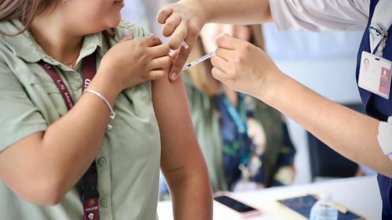 La Secretaría de Salud en Sinaloa llama a la población a vacunarse contra enfermedades de la temporada invernal. La Secretaría de Salud en Sinaloa llama a la población a vacunarse contra enfermedades de la temporada invernal.