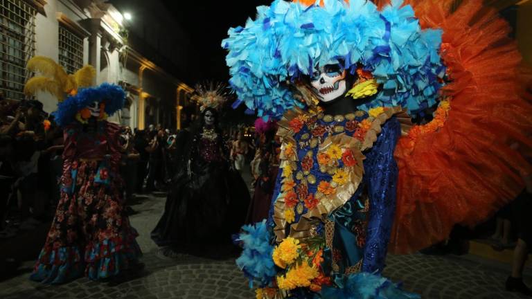 Catrinas, comparsas y público disfrutaron de la callejoneada del Día de Muertos en Mazatlán, en un recorrido lleno de música, danza y arte por el Centro Histórico. Catrinas, comparsas y público disfrutaron de la callejoneada del Día de Muertos en Mazatlán, en un recorrido lleno de música, danza y arte por el Centro Histórico.