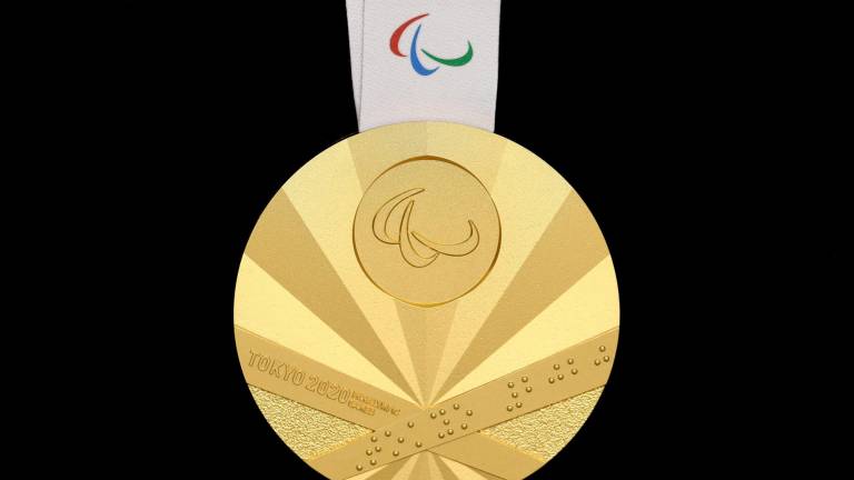 La medalla de oro que se entregará en los Juegos Paralímpicos de Tokio 2020.