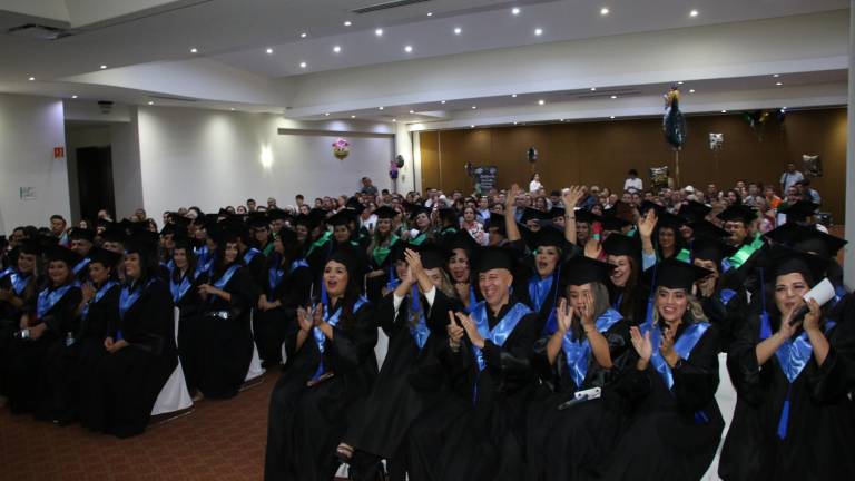 Alumnos graduados expresando su júbilo por el logro alcanzado.