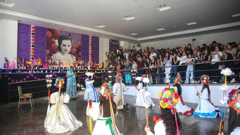 La Escuela de Artes José Limón rindió tributo a Inés Arredondo con su tradicional altar de Día de Muertos. La Escuela de Artes José Limón rindió tributo a Inés Arredondo con su tradicional altar de Día de Muertos.