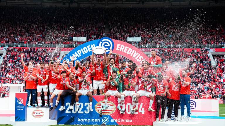 PSV celebra el título de liga 25 de su historia.