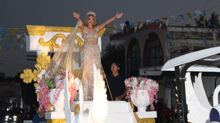 Disfrutan familias del desfile real del Carnaval de Rosario 2024