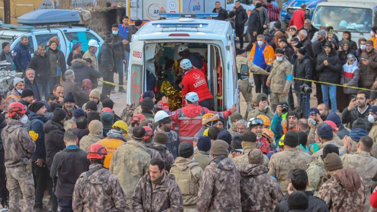 Crece a 33 mil la cifra de muertos por terremoto en Turquía y Siria