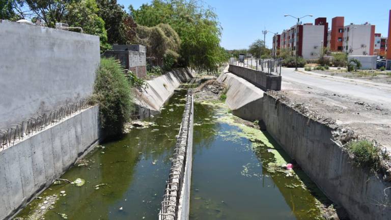 Algunos canales de la ciudad aún lucen sucios, con rastros de basura y agua verdosa.