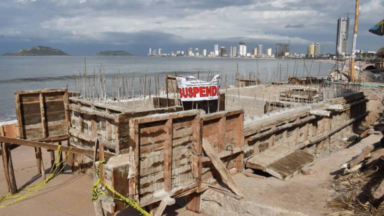 La construcción de una cimentación de una palapa en las playas de Mazatlán fue suspendida en días pasados por el Ayuntamiento.