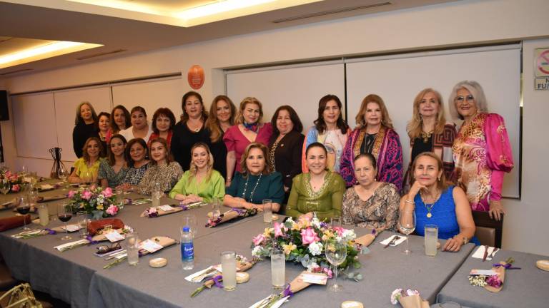 Integrantes de la Asociación Mexicana de Mujeres Empresarias se reúnen en una cena para celebrar el Día de la Madres.