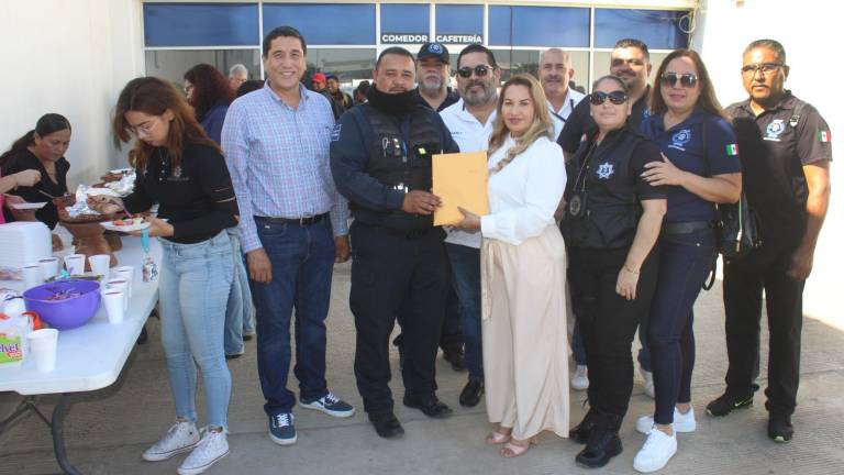 La comunidad policiaca de Mazatlán se unió para apoyar a la familia de Gabriel Andrés “N”, de 11 años, con padecimiento de leucemia. Es hijo de un elementos de seguridad.