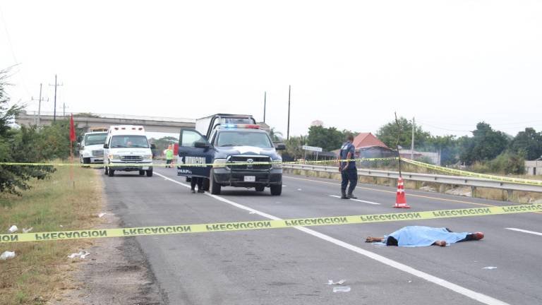 En Escuinapa, un hombre muere en la autopista tras ser arrollado por camión