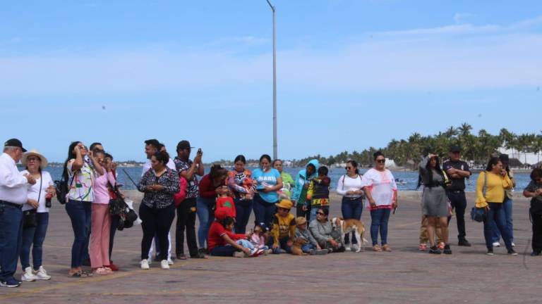 Ser parte de la historia: turistas y locales presencian el eclipse desde el Malecón de Altata