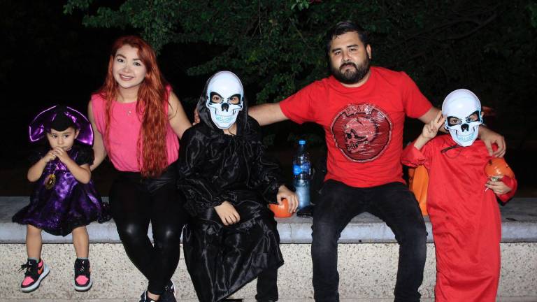 #Galería | Salen familias de Culiacán a celebrar la noche de Halloween en avenidas vigiladas