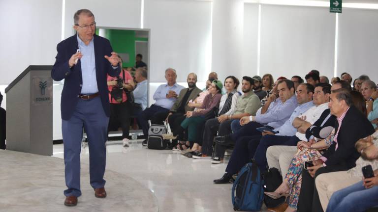Carlos Dumois ofrece una charla en Tecmilenio Mazatlán donde habla sobre las oportunidades para las empresas en tiempos que parecen complicados.