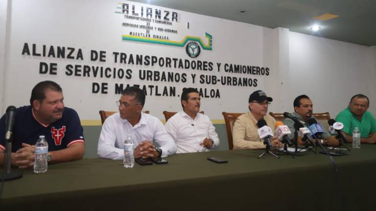 Conferencia de prensa de directivos de la Alianza de Transporte Urbano de Mazatlán.