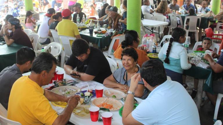 Restauranteros en playas de Rosario afirman tener ventas de regulares a buenas por Semana Santa