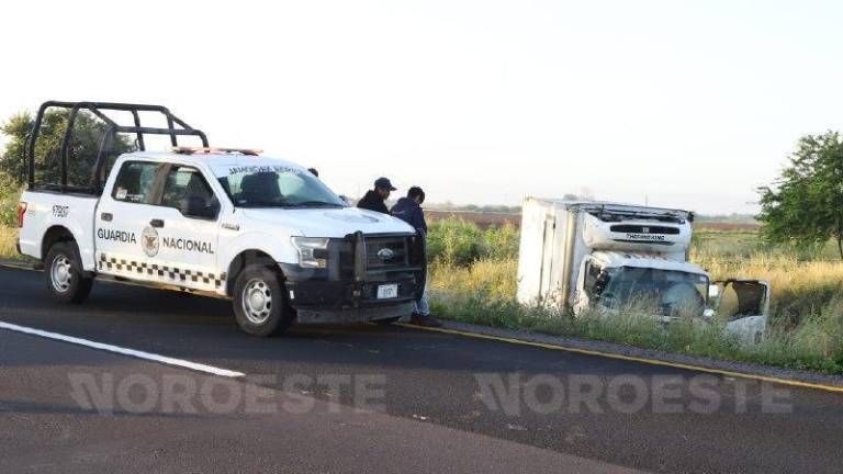 El camión volcó en la autopista Mazatlán-Culiacán; sus dos ocupantes resultaron sin lesiones. El camión volcó en la autopista Mazatlán-Culiacán; sus dos ocupantes resultaron sin lesiones.