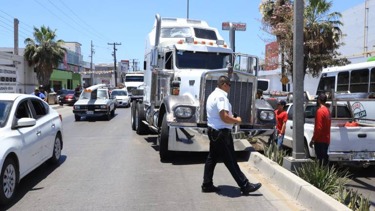 Un tráiler perdió el control y terminó embancado en el camellón central de la avenida Gabriel Leyva, en Mazatlán.