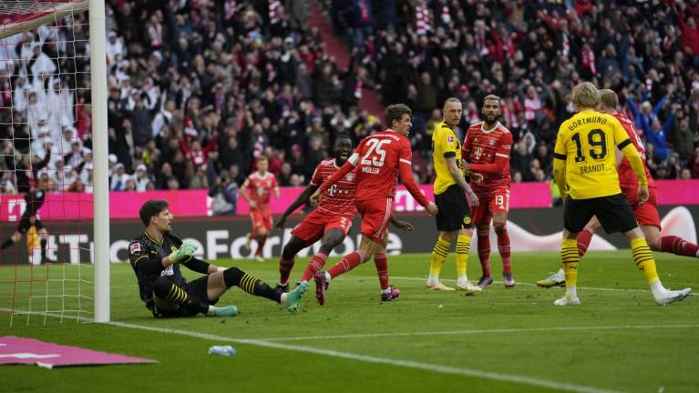 Bayern golea al Dortmund y reclama la cima de la Bundesliga