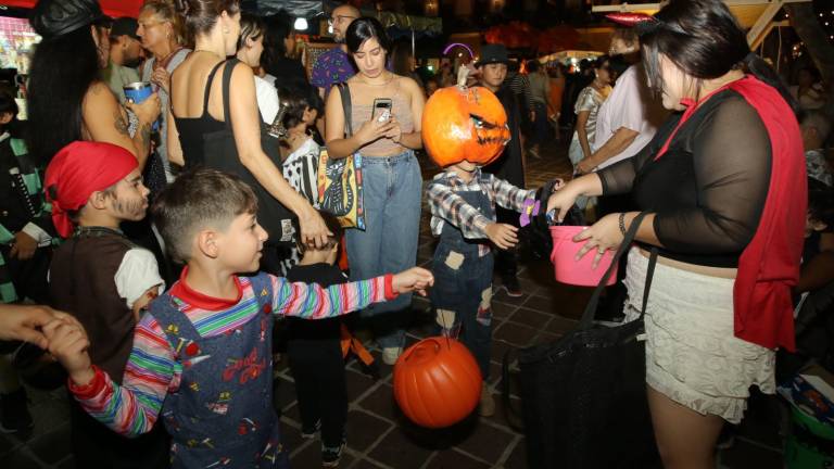 Niños y adultos recorrieron plazas y calles del Centro Histórico de Mazatlán este domingo con sus disfraces para celebrar Halloween en familia. Niños y adultos recorrieron plazas y calles del Centro Histórico de Mazatlán este domingo con sus disfraces para celebrar Halloween en familia.