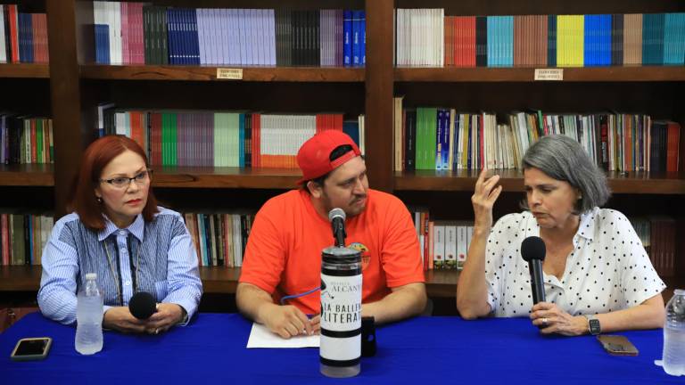 Dory Perdomo, Julio Zataráin y Ana Belén López durante el conversatorio “La maternidad y la creación artística”, en el Museo de Arte de Mazatlán.