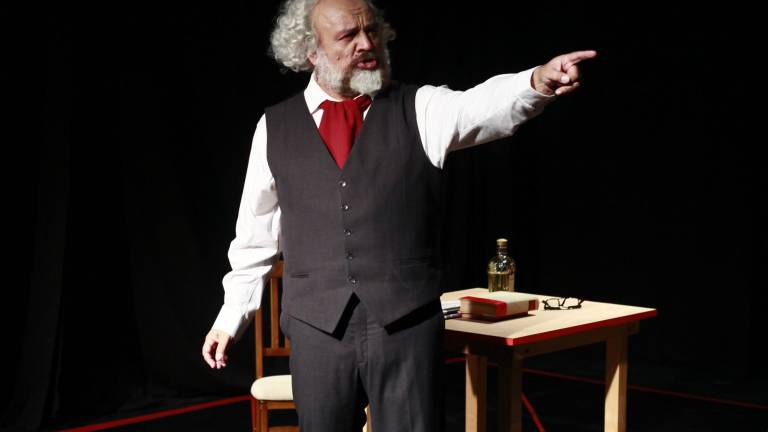 Rodolfo Arriaga, dando vida a Marx en el Soho, en el Foro Escénico Tatuas.